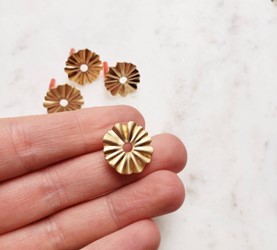 Donut Flower Stud Connector - Matte Gold